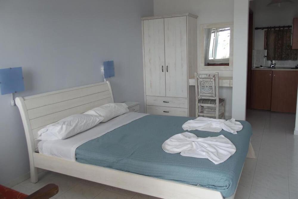 Κalamitsi Rooms & Apartments Kímolos Exteriör bild