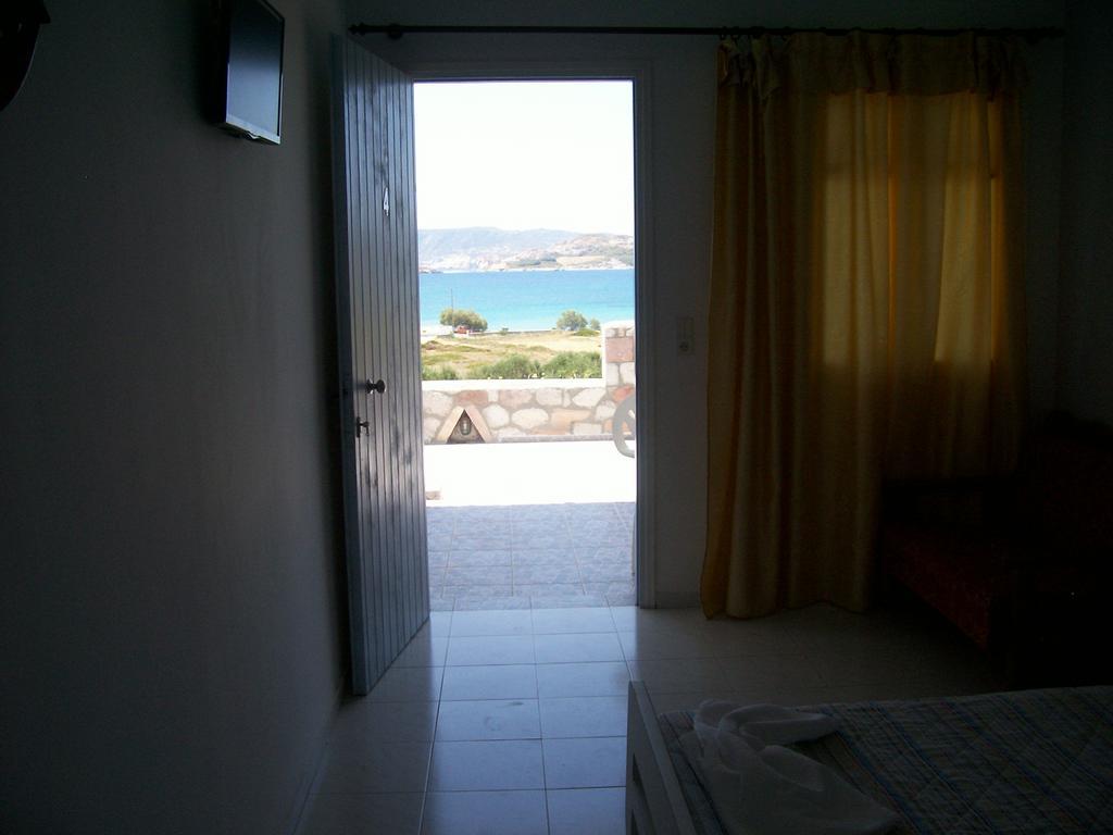 Κalamitsi Rooms & Apartments Kímolos Exteriör bild